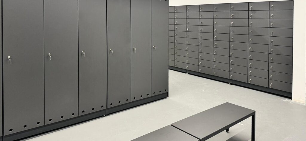 Sanitair en lockers voor een industrieel complex in Heerenveen